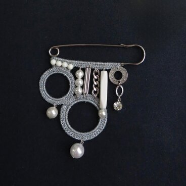 バランスブローチ(シルバーラメ）