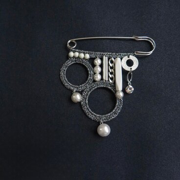 バランスブローチ(ブラックラメ）