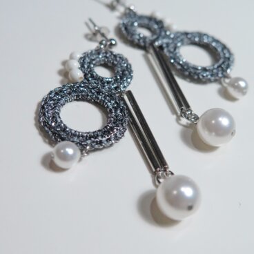 バランス編みモチーフピアスorイヤリング(ブラックラメ）