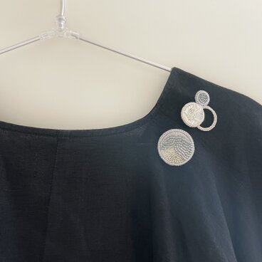 【2個ｾｯﾄ  縁ーenー】手刺繍　軽いつけ心地のブローチ MシルバーとSシルバーb017