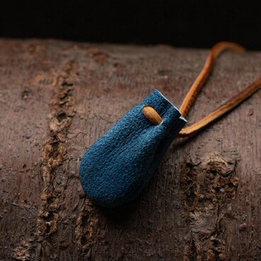 yoki  藍染巾着首飾り　鹿革　ネックレス　ペンダント　224813