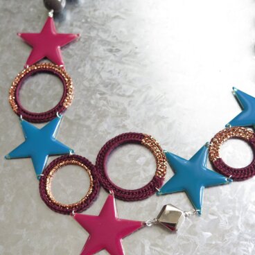 編みシリーズ 星＆サークルモチーフのBigプレートネックレス(オレンジ)