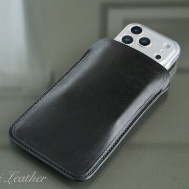 《RIVER》ハードレザー スリーブケース レギュラー（iPhone17 他）ブラック