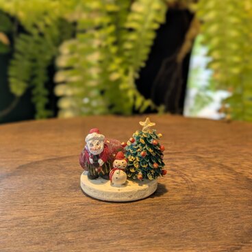 小さな小さな木彫りのサンタクロース