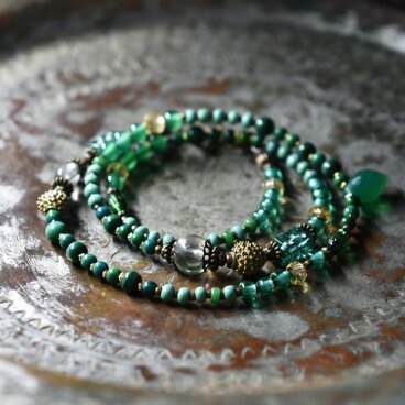 ライムグリーンダイスビーズとクリアビーズ、つぶつぶブラス、多彩グリーンビーズ、多彩ストーンビーズのネックレス