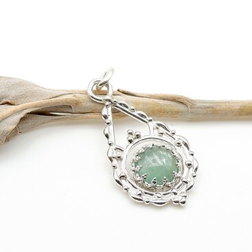 グリーンカイヤナイトのデザインペンダント　～翠雨の追憶～　　天然石アクセサリー　一点物　macari