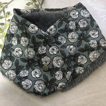 ハンドメイド☆ネックウォーマー北欧リネングリーン薔薇刺繍ファ