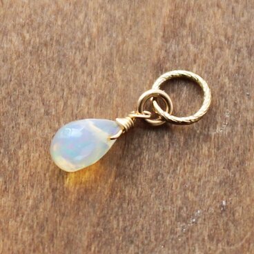 10月誕生石・プレシャスオパール＜ドロップ・ミニ＞のチャーム（K14GF）