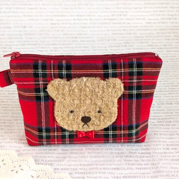 ほっこり可愛いくまのポーチ（赤タータンチェック）