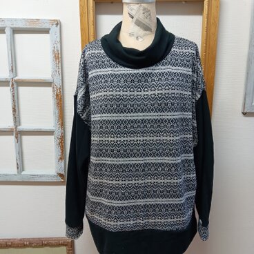 ゆったりニット❤️デザインボーダーニットの首ゆったりタートルネックのドルマントップス　黒グレー（サイズL〜L L）