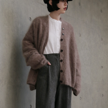 ふんわり温もりの主役。ウール＆カシミヤ 長い毛足Vネックカーディガン　茶色　　251211-1