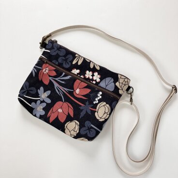 ミニショルダーバッグ　ポシェット　北欧の庭　黒地