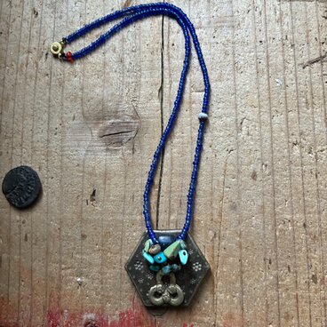 ＊古のネックレス＠古いクチ族のチャーム＋ターコイズピンワーク＋アジアの出土ビーズ＋ジャワシードビーズなど