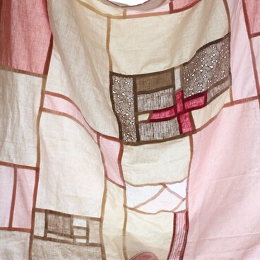 ポジャギ/永遠の布　淡いピンクの協会「ヘルプセンター」