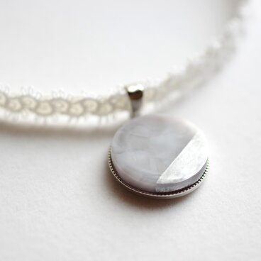 【受注製作】レジンアート　ラウンドモチーフとタティングレースとサテンリボンのチョーカー〈嵐の夜に〉