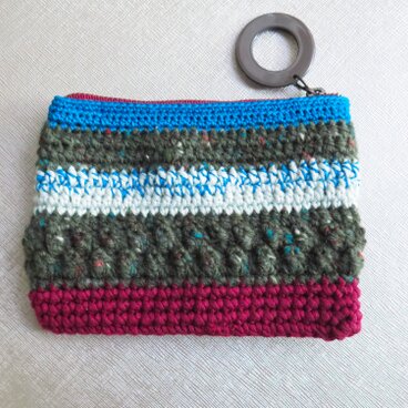 手編みカラフルボーダーニットポーチ(グリーン＆ブルー）