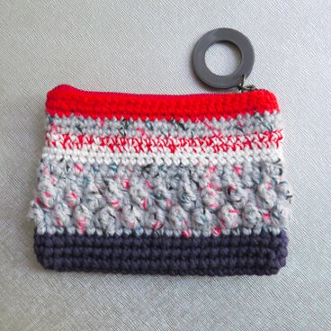 手編みカラフルボーダーニットポーチ(グレー＆レッド）