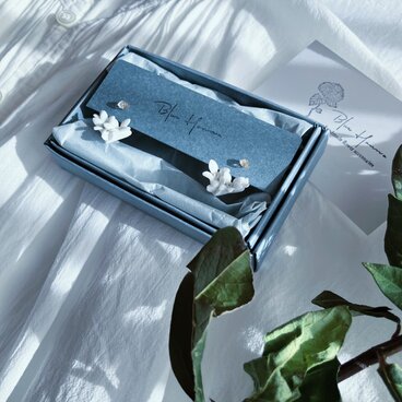 白磁　天草陶花　ピアス　ハーキマーダイヤモンドと「五足のくつ」に咲くトベラ