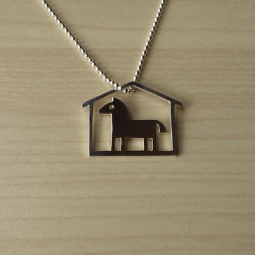 馬小屋のペンダント