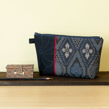N-305大島紬切り替えポーチ/紺系大島×赤ライン龍郷柄