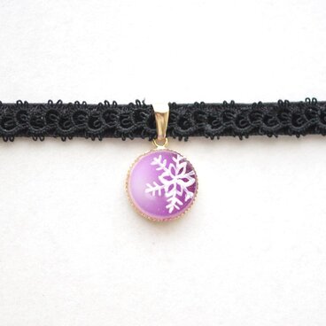 【受注製作】レジンアート　ラウンドモチーフとタティングレースとベルベットリボンのチョーカー〈雪の結晶・紫〉