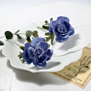 布花　シックなくすみブルーが上品なアネモネのコサージュ。　卒業式・入学式・フォーマルからカジュアルまで使えるコサージュ。