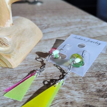 ★送料無料中★　とんぼ玉　ひらひらピアス