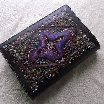 単行本サイズブックカバー  牛革　刻印＆拭き染め