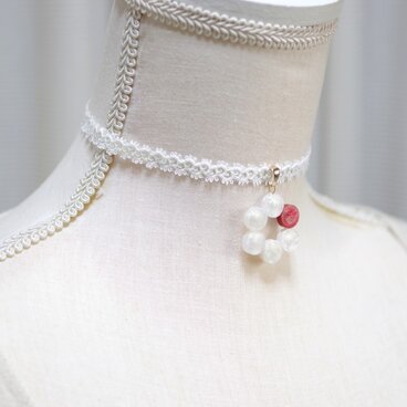 【受注製作】レジンアート　ラウンドモチーフとタティングレースとサテンリボンのチョーカー〈丸を連ねて・椿〉