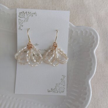 14kgf 小さな淡水ライスパールの華やかフラワーピアス