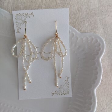 14kgf 小さな淡水ライスパールの華やかリボンピアス