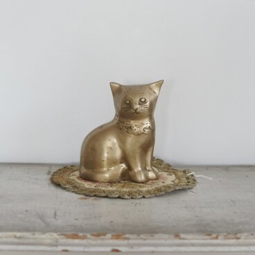 古い大きな真鍮の猫ちゃん