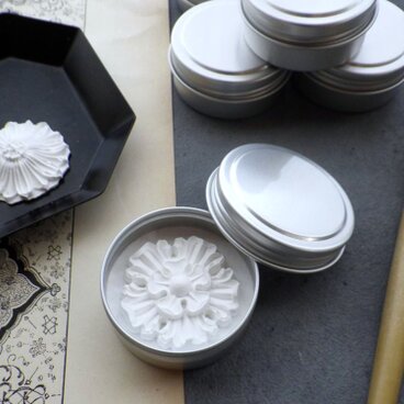 アロマストーン ■ 携帯用　缶ケース入り 小さな紋章 ■ デザイン×香りが選べる