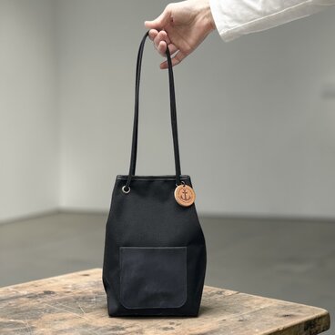 nico：ブラック×ブラック（撥水加工ナイロン素材×イタリアンレザー巾着バッグ）受注製作