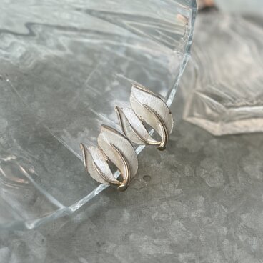 YS99-【 Sarah Coventry 】サラコベントリー・ヴィンテージイヤリング 1965 White Leaf