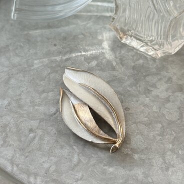 SCS29-【 Sarah Coventry 】サラコベントリー・ヴィンテージブローチ 1965 White Leaf