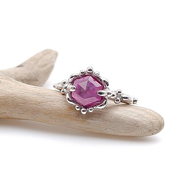 ルビーの粒飾りリング　12号　～落ち着いた大人の輝き～　　天然石アクセサリー　指輪　一点物