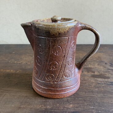 焼締 線刻文コーヒーポット（蓋付）｜陶器製コーヒーサーバー｜穴窯焼成｜英国古陶調｜一点物