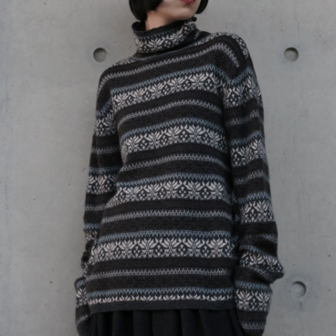 日常に特別なぬくもりと風格をもたらす　フェアイルーモチーフのハイネックプルオーバー　ウールニット　251215-1