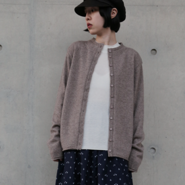 【稀少な素材と上品な佇まい】 ヤクウール混紡 カールが可愛い クルーネックカーディガン 251216-1