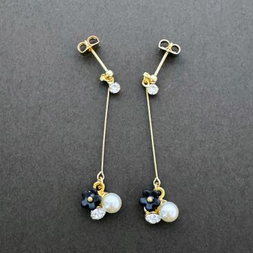 華やかな花モチーフが耳元で輝く♡ゴールドパールブラックフラワーモチーフラインストーンピアス