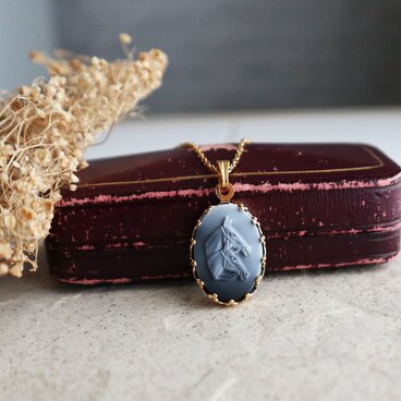 西ドイツヴィンテージ！馬のオーバルネックレス　1940年代　ブルーグレーカラー　金アレ対応