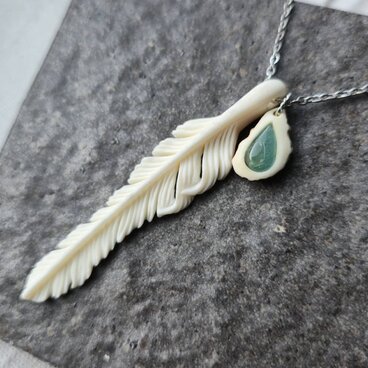 鹿の角 グランディディエライトと風切りフェザーのネックレス