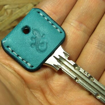 ヤモリ(家守)刻印のキーカバー プエブロターコイズブルー×白