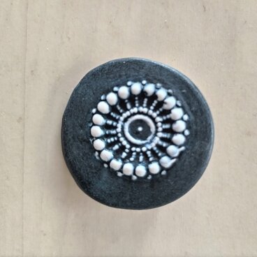 ヴィヴィッドなブローチ・紺色　