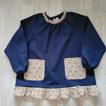 【*80〜160】リバティA ①レッド ラセンビィコットン ネイビー 長袖スモック 首パイピング 裾フリル