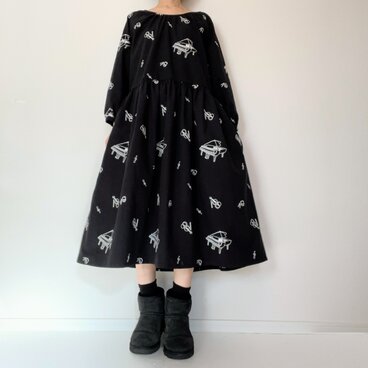 音色の刺繍ワンピース＊大人のナチュラルスタイル＊楽器と音符柄＊国産綿100％＊ポケット付＊ブラック