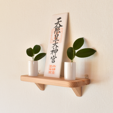 日本の杉、小さな神棚