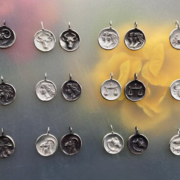 星座コイン／アンティークテイストのシルバーペンダントトップ
