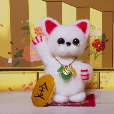 羊毛フェルト　白い可愛い 招き猫 緑色の飾福袋・小判金色のチャーム付き